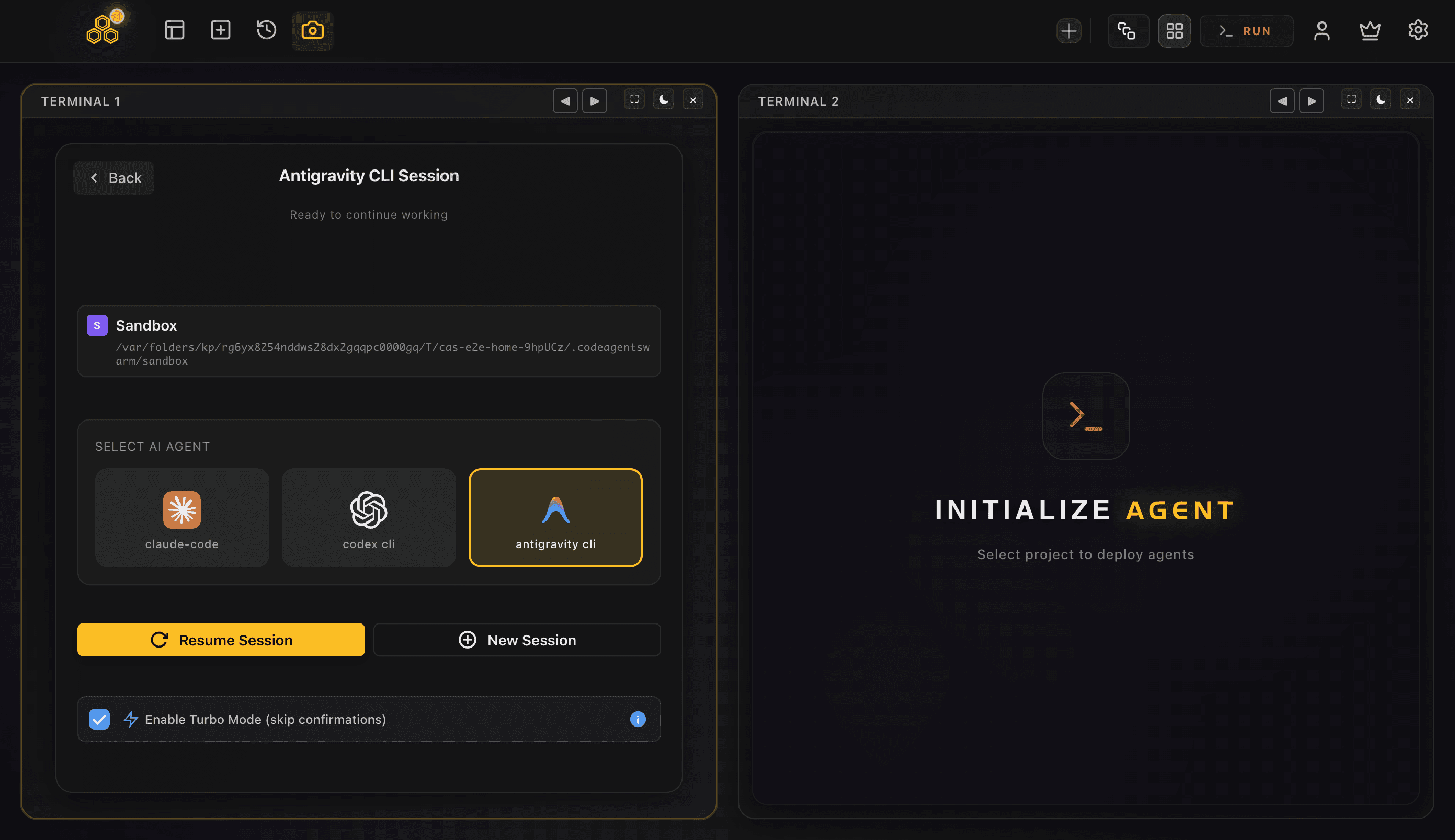 Varias sesiones de Antigravity CLI ejecutándose en paralelo dentro de un único espacio de trabajo de CodeAgentSwarm, cada terminal un proceso agy independiente